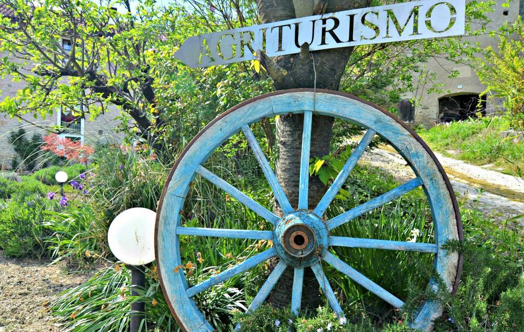 Gasthaus Cascina Il Convivio Diano dʼAlba Exterior foto